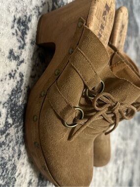 Korks Women’s Suede Lace-Up Clog Heels in Tan